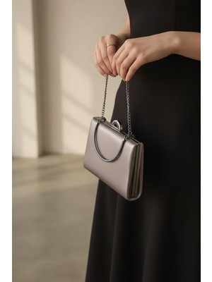 Enoch Kadın Mikro Dokulu Gümüş Metal Saplı ve Yarım Ay Kilitli Minimalist Abiye Portföy Çanta