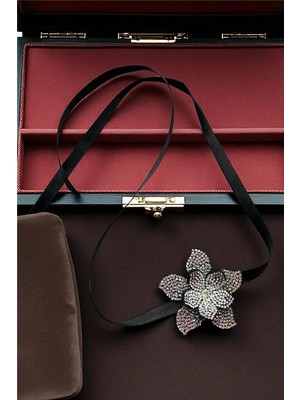 Petek Aksesuar Parlak Taşlı Çiçek Choker Kolye