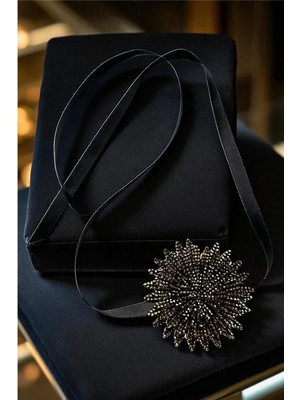 Petek Aksesuar Parlak Taşlı Çiçek Choker Kolye
