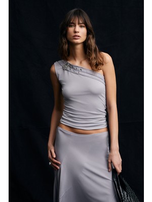 Grimelange Melenya Kadın Yumuşak ve Esnek Aksesuar Detaylı Tek Omuzu Açık Gri Bluz