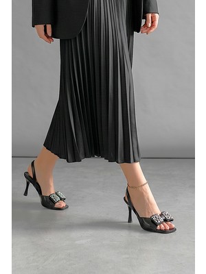 Gökhan Talay Seravyn Esnek Yumuşak Kaymaz Taban (8 Cm) Siyah Rugan Köşe Taş Detaylı Kadın Topuklu Ayakkabı