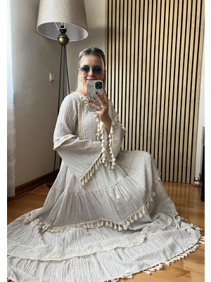 Cardella Lavin Bohem Gofre Keten Dantelli ve Aksesuarlı Elbise – Tesettür Uyumlu Doğal Şıklık