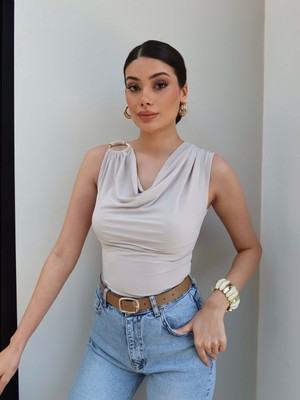 Esra Helvacı Sıfır Kol Tokalı Degaje Yaka Bluz