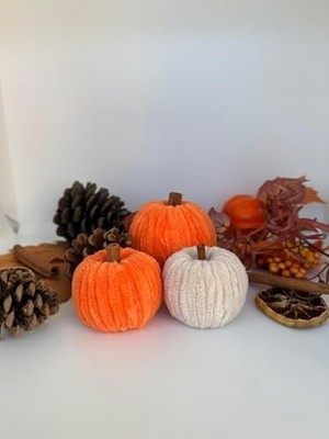 Daisy Home Dekoratif Balkabağı Seti – 3’lü El Yapımı | Turuncu & Krem Yün Iplikten