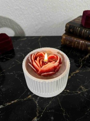 Floryn Çok Sevilen Kırmızı Gül Tasarımlı Dekoratif Jel Mum – Şık ve Romantik Ambiyans Mum