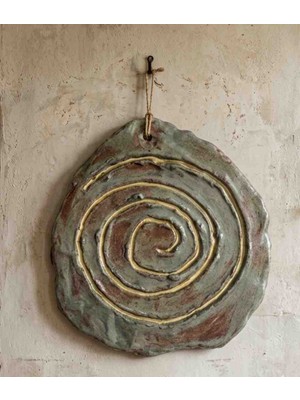 Cogo Seramik Sonsuz Döngünün Mistik Dokunuşu: 19 cm El Yapımı Spiral Rölyef