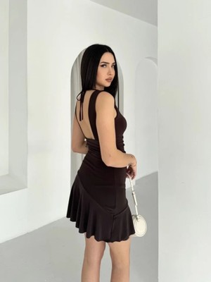 Modenya Derin V Yaka Sırt Dekolteli Mini Elbise Drapeli Şık Kolsuz - Kahverengi