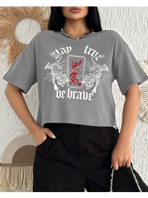 Moda Morfo Yuvarlak Yaka Baskılı Crop Tişort -Gri