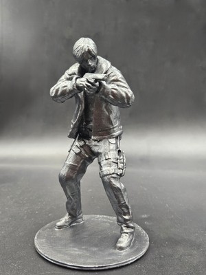 Resident Evil 4 Remake Leon S. Kennedy Figürü - Metalik