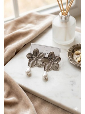 Nati Co Gümüş Renk Çelik Küpe - Modern Çiçek Formlu Barok Inci Detaylı Iddialı (Statement) Küpe