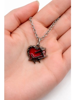 Herşey Nota Gotik Kırmızı Kalp Dikenli Tel Figürlü Unisex Metal Kolye