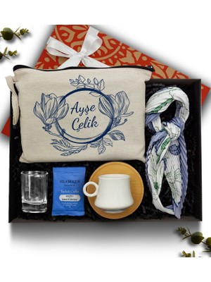 As Gift Kişiye Özel Kanvas Makyaj Çantası & Bambu Tabaklı Beyaz Fincan & Fular & Selamlique Mastik Kahve & Kahve Yanı Cam Su Bardağı Hediye Seti