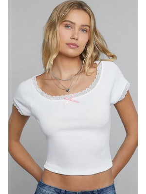 Modenya Kadın Beyaz Göğsü ve Kolları Dantelli Fiyonklu Kısa Kol Crop Top Bluz