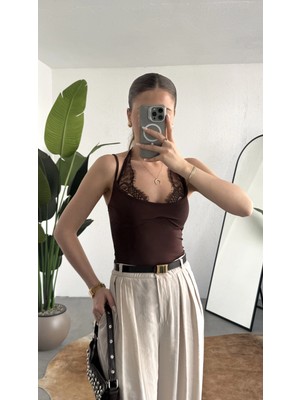 Asfa Moda Kadın Kahverengi Dantel Detaylı Askılı Zr Bodysuit – Ince Askı, V Yaka, Şık & Günlük Bluz