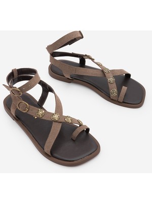 Marjin Kadın Parmak Arası Çapraz Bantlı Bilekten Bağlamalı Tokalı Günlük Sandalet Solveta Vizon Süet