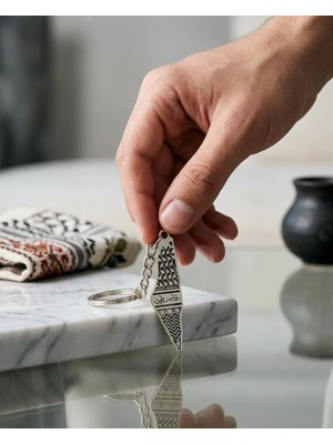 Filistin Haritasi Içinde Kefiye Nakışı Gümüş Rengi Anahtarlık Ünisex A300051