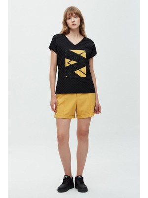Daido Kare Sargı ve Zigzag Nakışlı T-Shirt