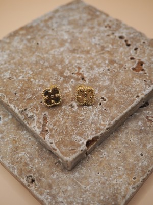 Stelle Jewelry Altın Renk Yonca Motifli Minimal Küpe