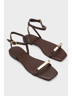 Capone Outfitters Nadean Küt Burunlu Metal Tek Bantlı Düz Topuklu Kadın Sandalet