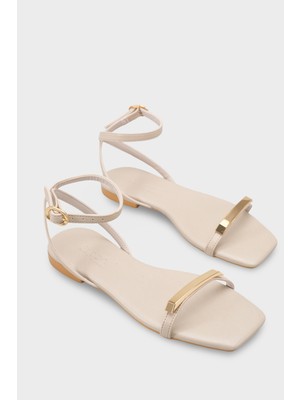 Capone Outfitters Nadean Küt Burunlu Metal Tek Bantlı Düz Topuklu Kadın Sandalet