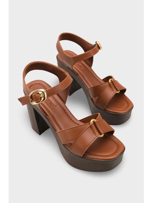Capone Outfitters Sheilah Platform Çapraz Bantlı Bilekten Bantlı Kadın Sandalet