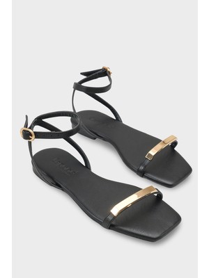 Capone Outfitters Nadean Küt Burunlu Metal Tek Bantlı Düz Topuklu Kadın Sandalet