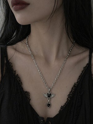 Herşey Nota Gotik Kanatlı Kalp Figürlü Siyah Taşlı Metal Zincir Kolye Unisex