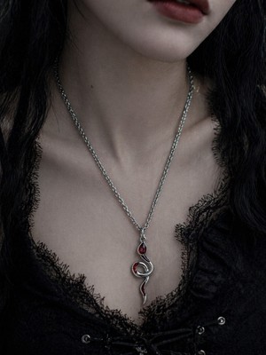 Herşey Nota Kırmızı Detaylı Yılan Figürlü Gotik Kolye Unisex Metal Zincir