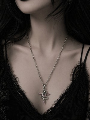 Herşey Nota Gotik Yılan Figürlü Pembe Detaylı Metal Kolye Unisex