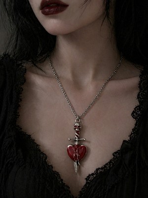 Herşey Nota Gotik Kuru Kafa Kılıç Kalp Kolye Kırmızı Detaylı Metal Zincir Unisex