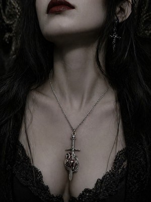 Herşey Nota Gotik Kuru Kafa Kılıç ve Anatomik Kalp Figürlü Kolye Unisex Gümüş Renk