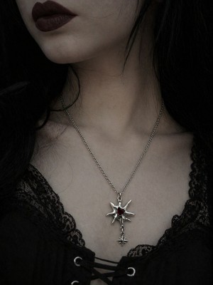 Herşey Nota Gotik Güneş Form Kırmızı Detaylı Unisex Kolye 60 cm Metal Zincir