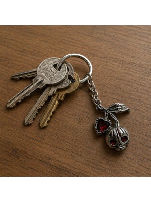 Herşey Nota Gotik Kiraz Kafatası Tasarım Metal Anahtarlık Kırmızı Detaylı Unisex