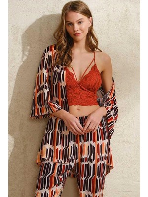 Amora Secret  Dokuma Viskon Geometrik Baskılı Sabahlık Balensiz Desteksiz Dolgusuz Yaka Detaylı Dantelli Büstiyer Sütyen ve Pantolon Pijama 3'lü Takım Kadın Iç Giyim Şık Tasarım