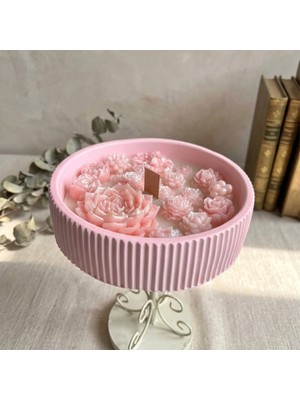 El Yapımı Çiçek Bahçesi Figürlü Pembe Mum – Ahşap Fitilli, Aromaterapi Dekoratif Mum