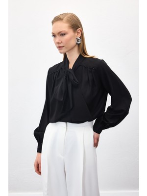 Benevento Clothing Aksesuar Detaylı Fularlı Bluz