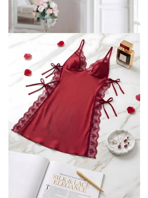 QKK Bordo Yanları Bağcıklı Dantelli Saten Gecelik - Derin Yırtmaçlı Şık Tasarım