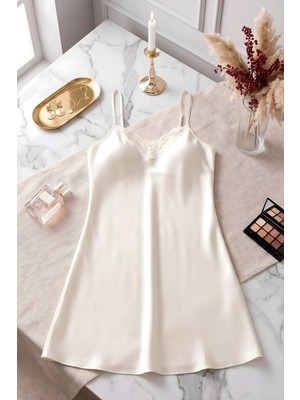 QKK Göğüs Dantelli Ekru Saten Gecelik - Şık ve Zarif Mini Uyku Elbisesi