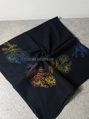 Sobe Hediyelik Siyah Zemin Beyaz Desenli Tülbent – Modern Şık Yazma Başörtüsü