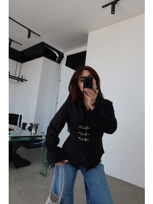 Özge Özgenç Arkadan Bağlamalı Agraflı Gömlek