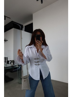Özge Özgenç Arkadan Bağlamalı Agraflı Gömlek