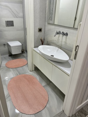 PremiumPort Pudra Kahverengi Oval Peluş Banyo Paspası, Şık ve Yumuşak Dokunuşlu