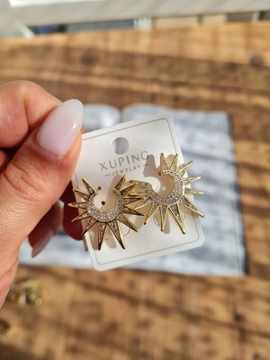 Xuping Jewelry Güneş Figürlü Zirkon Taşlı Altın Kaplama – Kadın Çelik Küpe
