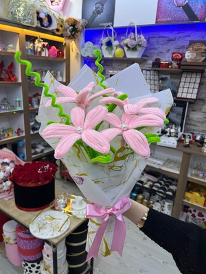 Umay Flowers El Yapımı Şönil Çiçek Buketi – Pembe Lilyum Tasarım Hediye Buketi