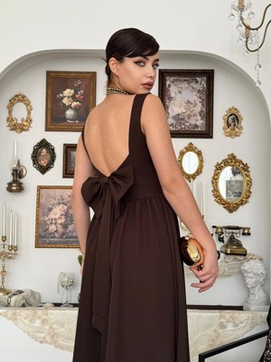 Yureli Kare Yaka Askılı Sırt Dekolteli Fiyonklu Uzun Elbise