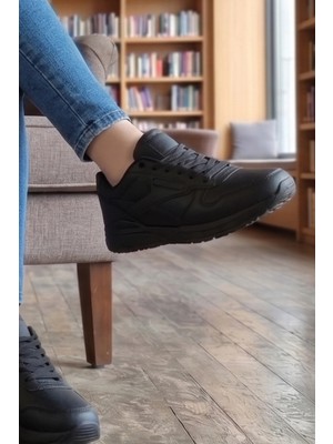 In Step Pure Comfort: Siyah Modern Şehir ve Yürüyüş Ayakkabısı