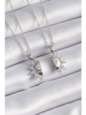 Twin Store Çelik Gümüş Renk Zirkon Taşlı Güneş Model Işleme Yazı Detay Arkadaşlık Kolyesi