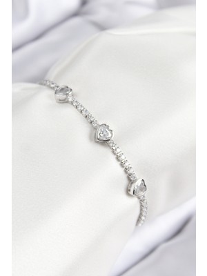 Hobibahçem Pirinç Zirkon Taşlı Sıralı Kalp Model Gümüş Renk Asansörlü Kadın Bileklik
