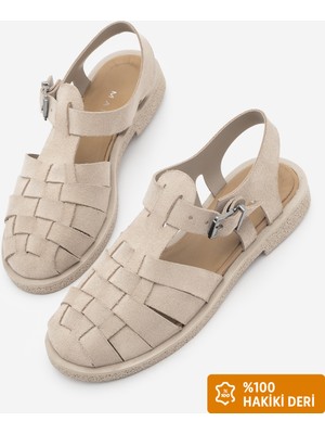 Marjin Kadın Hakiki Deri Bilekten Bantlı Tokalı Önü Kapalı Şeritli Günlük Sandalet Vesola Bej Süet