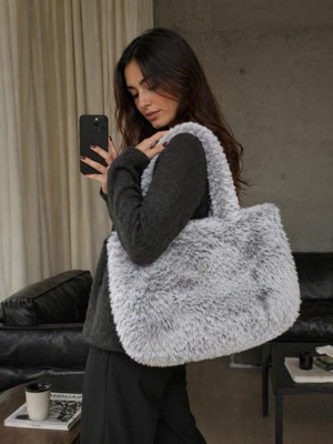 Kadın Gri Peluş Çanta – Yumuşak Dokulu Günlük Omuz Çantası | Şık ve Geniş Iç Hacim